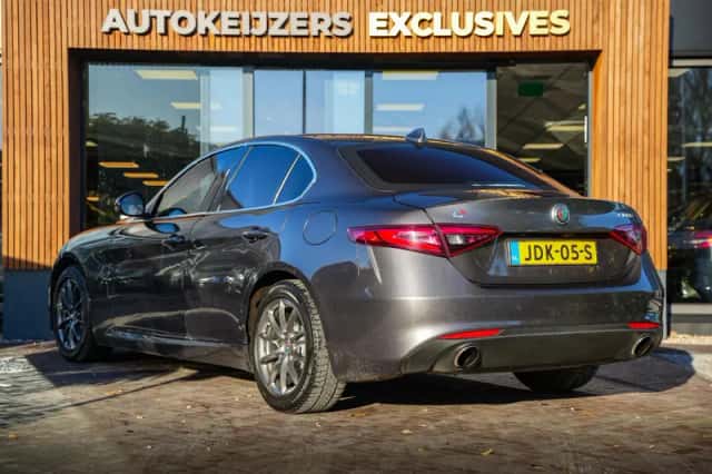 Alfa Romeo Giulia (2019) thumbnail 3