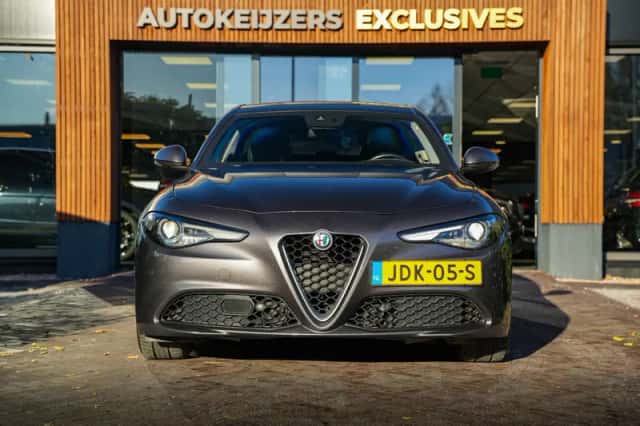 Alfa Romeo Giulia (2019) thumbnail 5