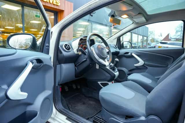 Ford Ka (2010) thumbnail 4