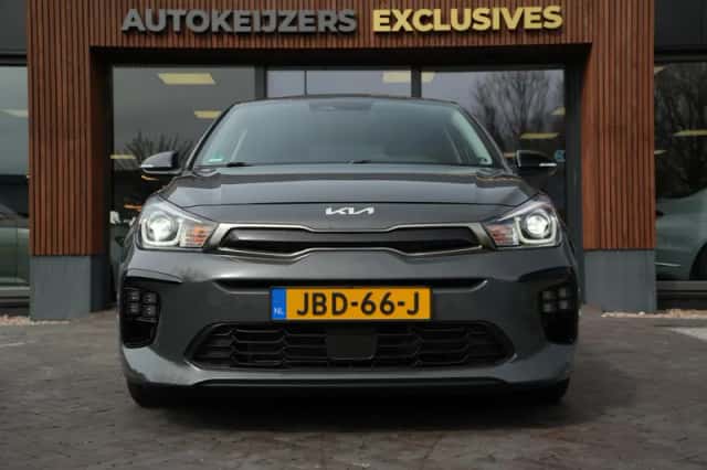 Kia Rio (2023) thumbnail 3