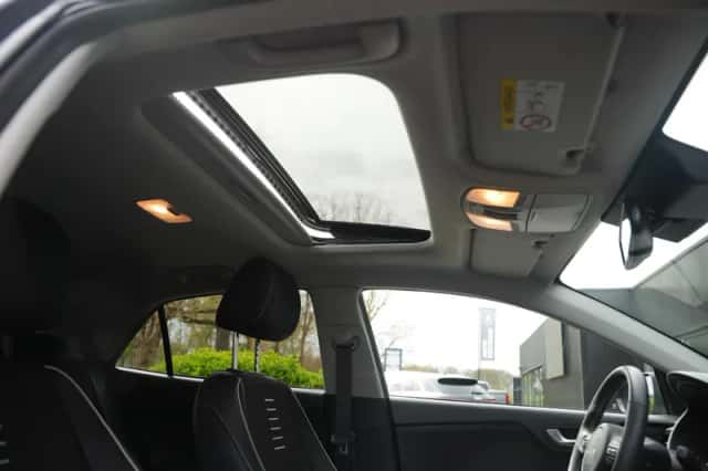 Kia Rio (2023) thumbnail 4