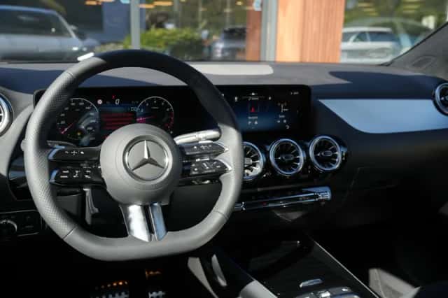 Mercedes-Benz GLA (2025) thumbnail 2