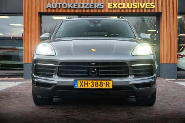 Porsche Cayenne (2018) thumbnail 3