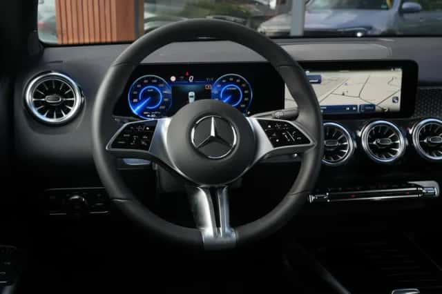 Mercedes-Benz EQB (2025) thumbnail 2