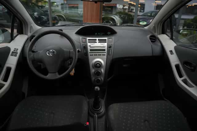Toyota Yaris (2009) thumbnail 2