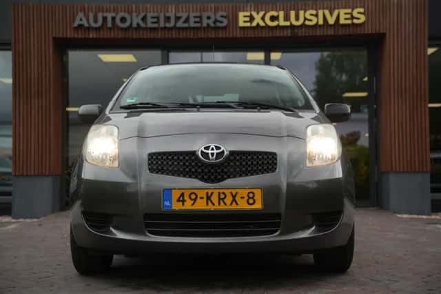 Toyota Yaris (2009) thumbnail 3