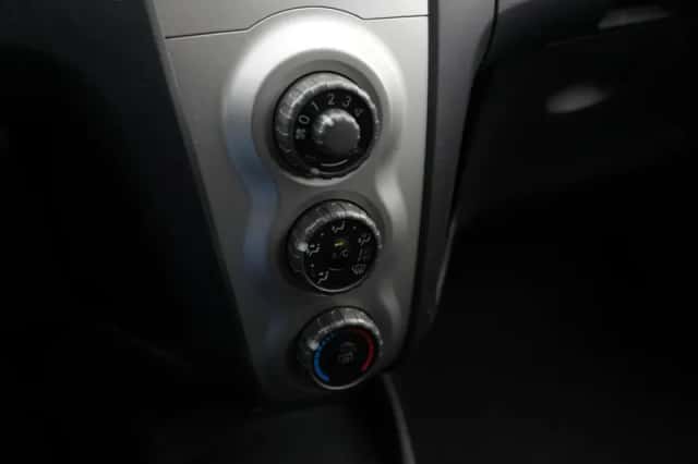Toyota Yaris (2009) thumbnail 4