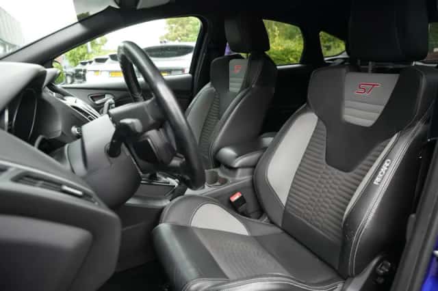 Ford Focus (2012) thumbnail 3