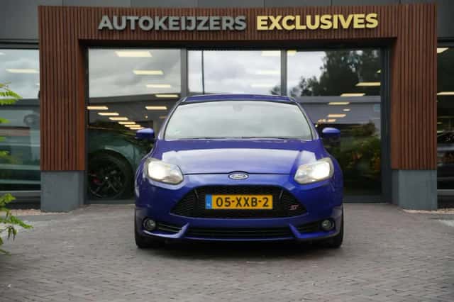 Ford Focus (2012) thumbnail 3
