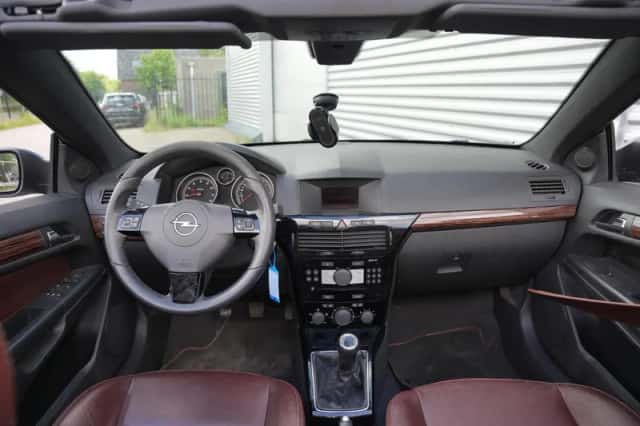 Opel Astra (2008) thumbnail 2
