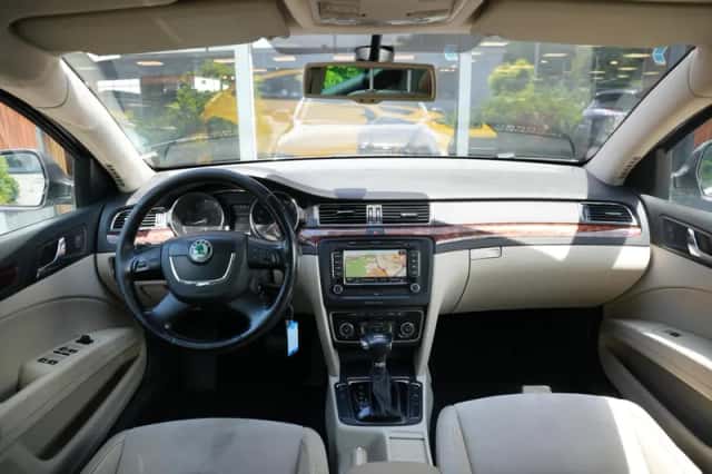 Škoda Superb (2011) thumbnail 2