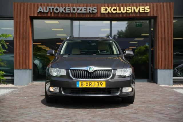 Škoda Superb (2011) thumbnail 3