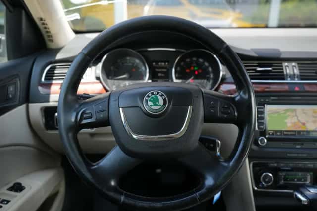 Škoda Superb (2011) thumbnail 6