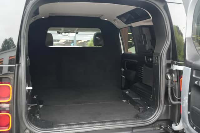 Land Rover Defender (2020) thumbnail 3
