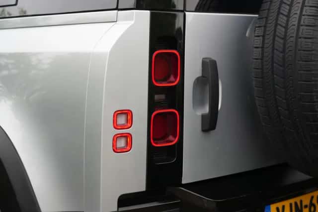 Land Rover Defender (2020) thumbnail 6