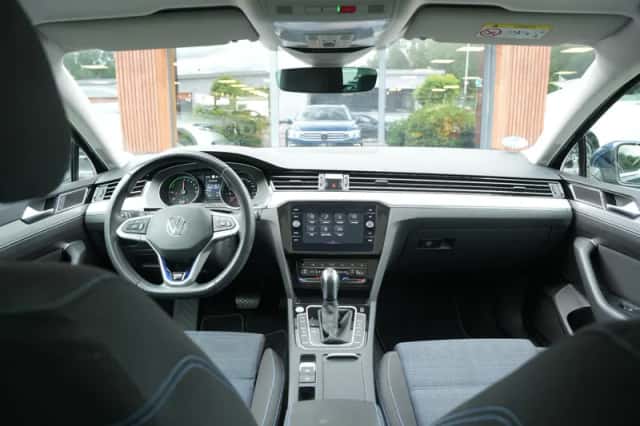 Volkswagen Passat (2021) thumbnail 2