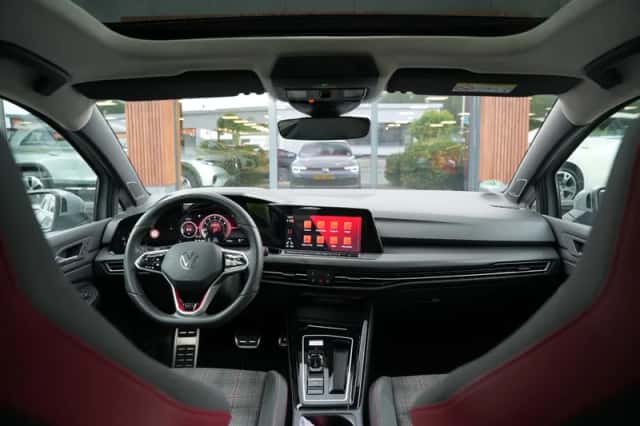 Volkswagen Golf (2024) thumbnail 2