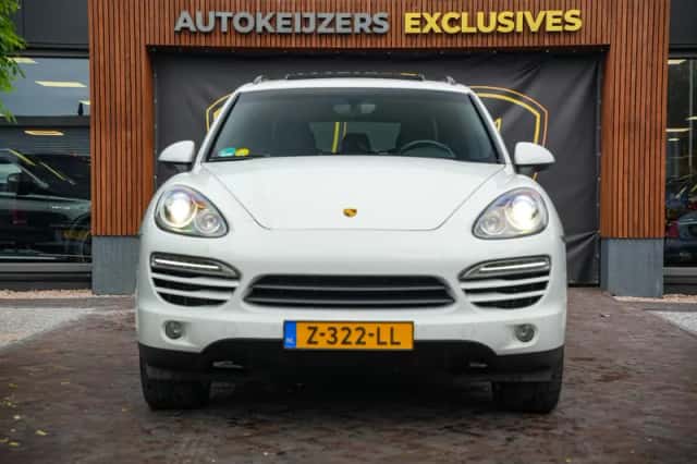 Porsche Cayenne (2012) thumbnail 3