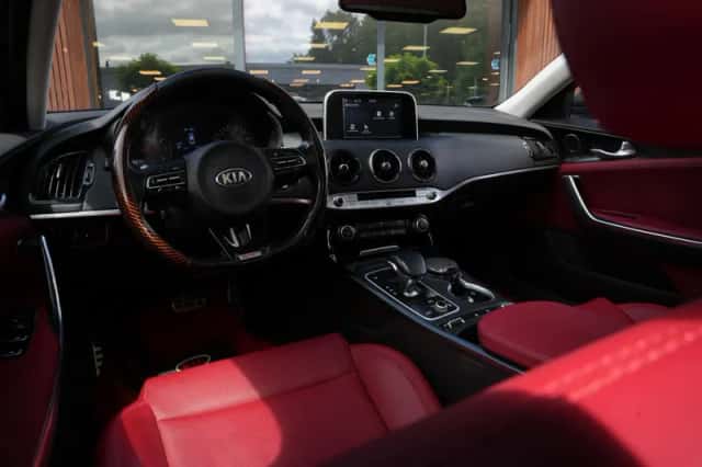 Kia Stinger (2019) thumbnail 2