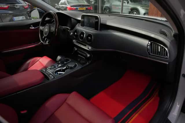 Kia Stinger (2019) thumbnail 4