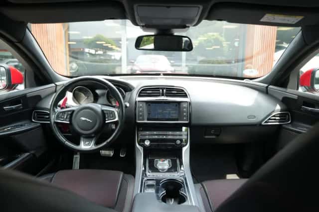 Jaguar XE (2016) thumbnail 2