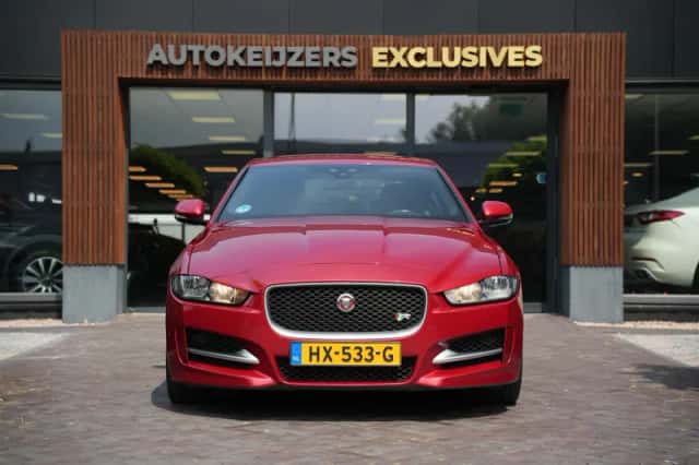Jaguar XE (2016) thumbnail 3