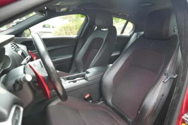 Jaguar XE (2016) thumbnail 4