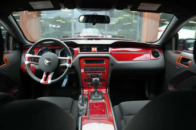 Ford Mustang (2012) thumbnail 2