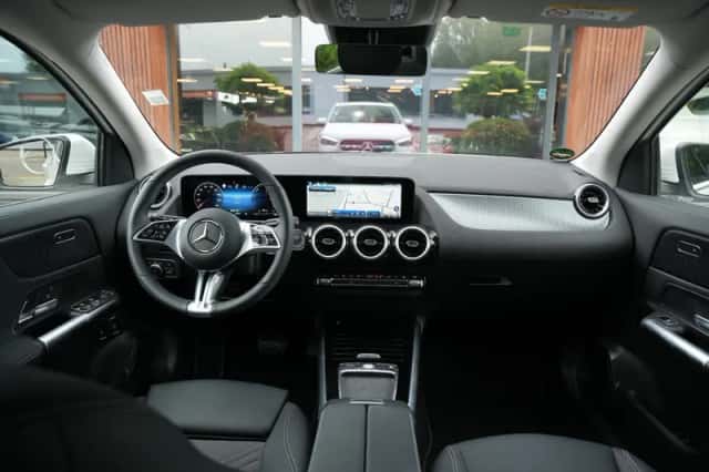 Mercedes-Benz GLA (2025) thumbnail 2