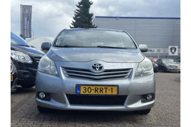 Toyota Verso (2011) thumbnail 2