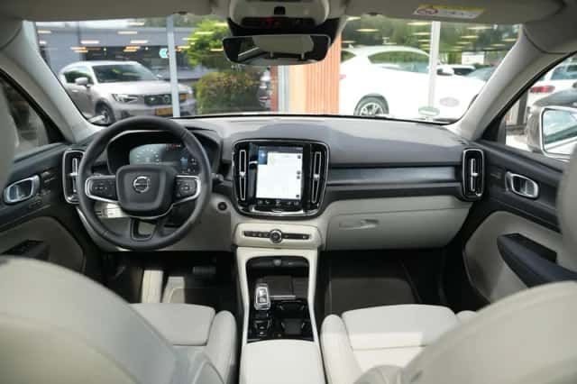Volvo XC40 (2023) thumbnail 2