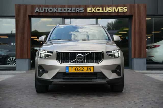 Volvo XC40 (2023) thumbnail 3