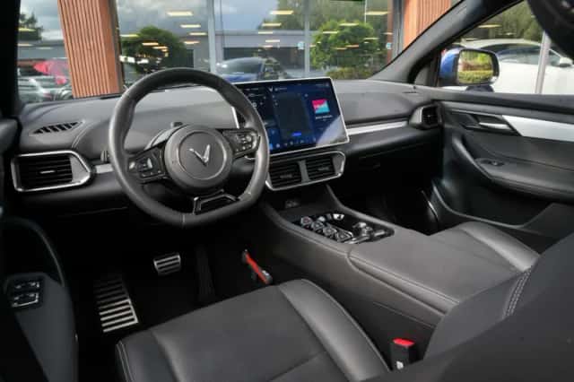 VinFast VF8 Plus (2024) thumbnail 2
