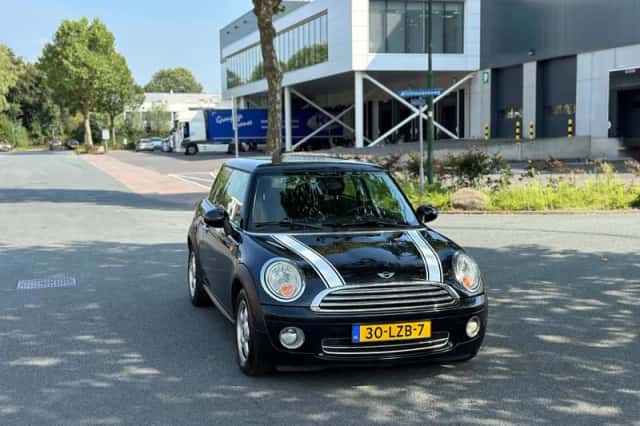 MINI Cooper (2007) thumbnail 3