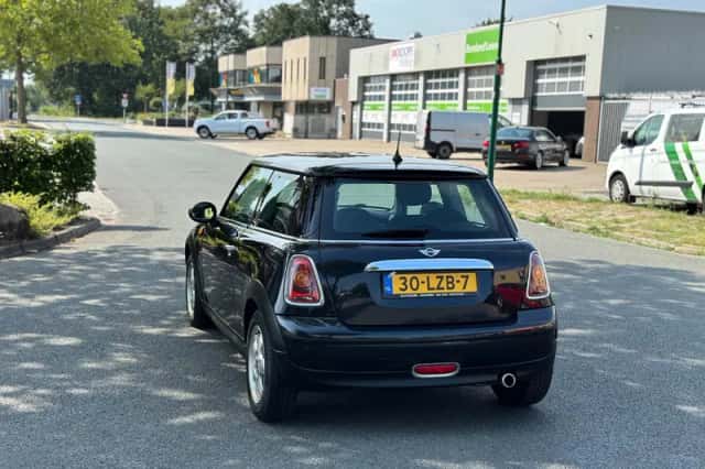 MINI Cooper (2007) thumbnail 6
