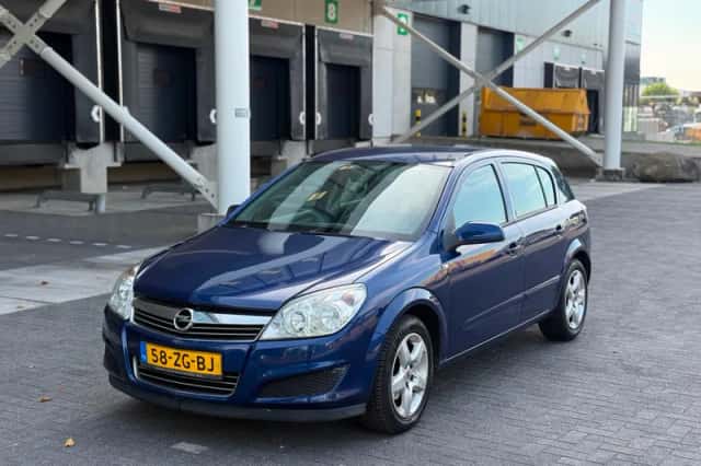 Opel Astra (2008) thumbnail 1