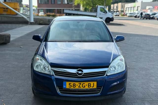 Opel Astra (2008) thumbnail 2