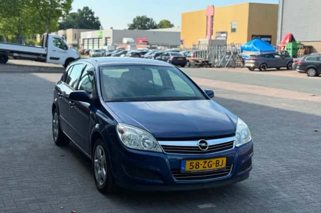 Opel Astra (2008) thumbnail 3