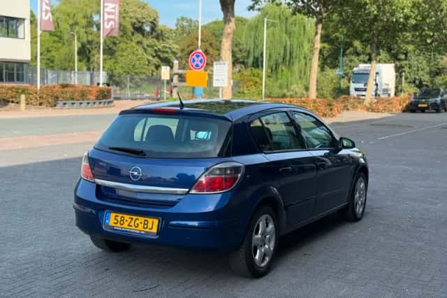 Opel Astra (2008) thumbnail 4