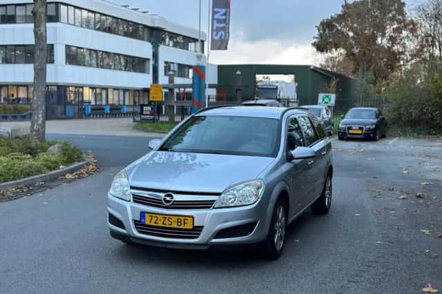 Opel Astra (2008) thumbnail 1