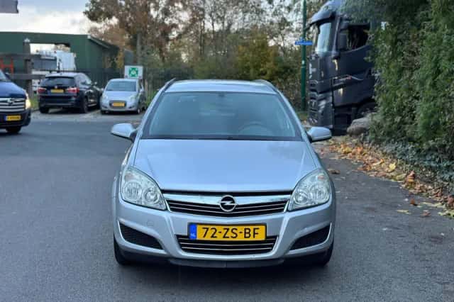 Opel Astra (2008) thumbnail 2