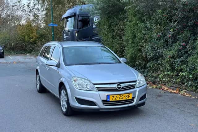 Opel Astra (2008) thumbnail 3