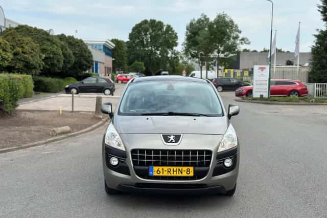 Peugeot 3008 (2011) thumbnail 2