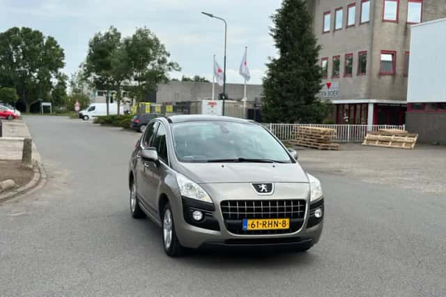 Peugeot 3008 (2011) thumbnail 3