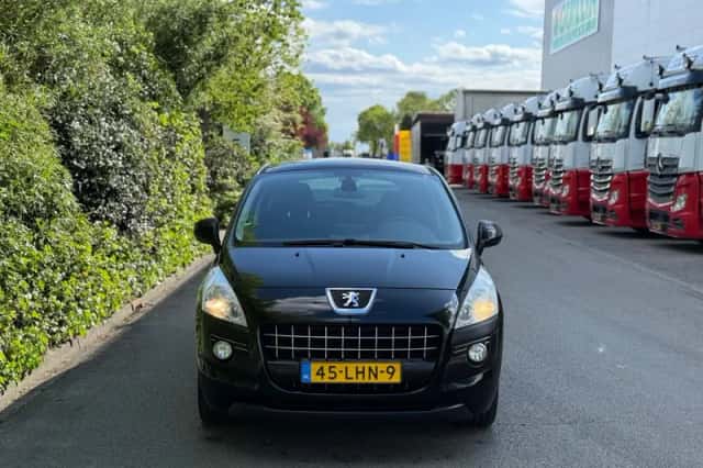 Peugeot 3008 (2010) thumbnail 2