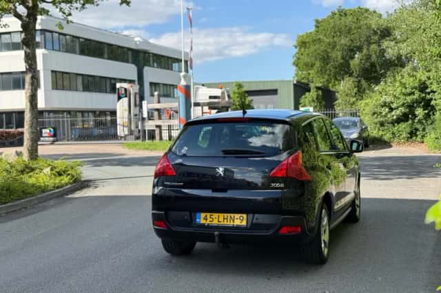 Peugeot 3008 (2010) thumbnail 4