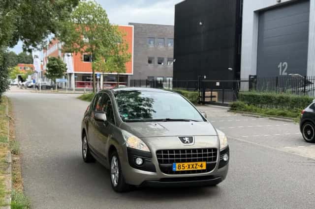 Peugeot 3008 (2011) thumbnail 3