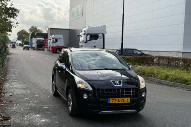 Peugeot 3008 (2011) thumbnail 3