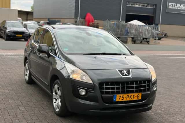Peugeot 3008 (2011) thumbnail 3