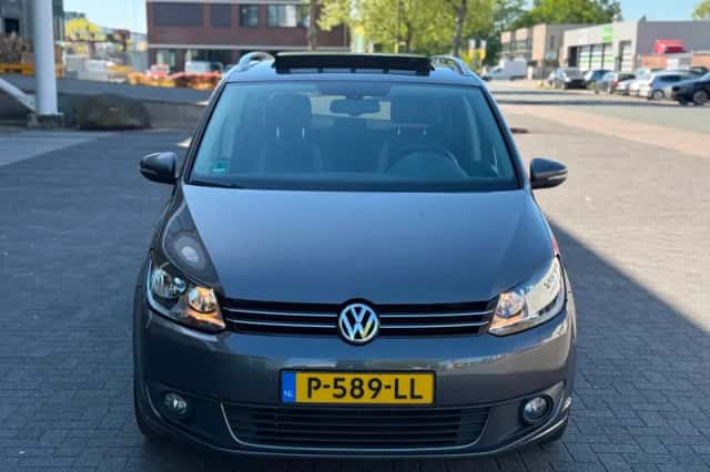 Volkswagen Touran (2013) thumbnail 2